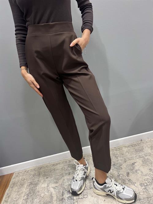 Pantalone tubolare caffe con elastico dietro