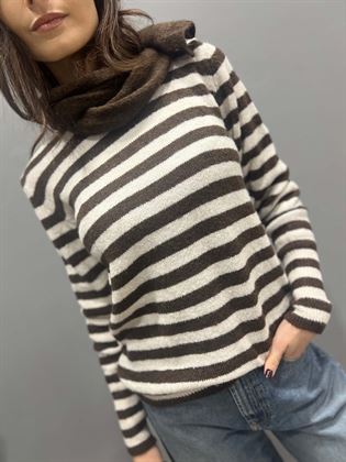 Maglia girocollo rigata marrone e panna con sciarpina
