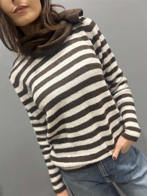 Maglia girocollo rigata marrone e panna con sciarpina