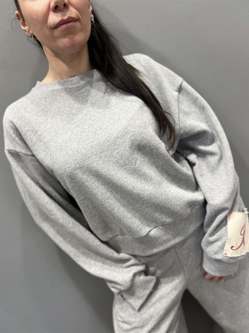 felpa girocollo grigia con patch logo