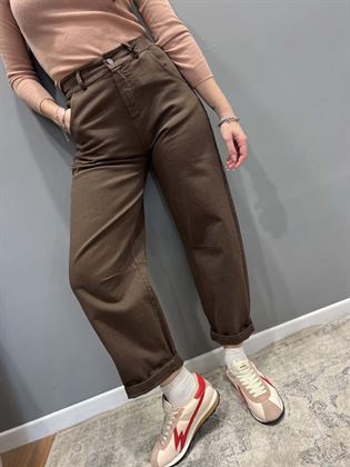 Jeans cacao baggy con pences ed elastico in vita