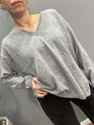 Maglia lana scollo v grigia modello scatoletta