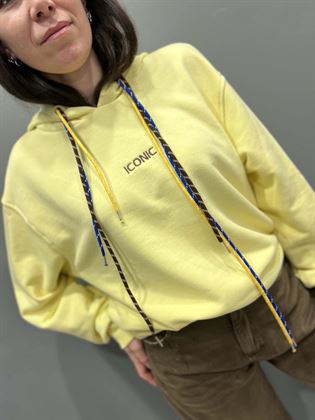 Felpa giallo cappuccio con stringhe e scritta