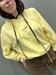 Felpa giallo cappuccio con stringhe e scritta