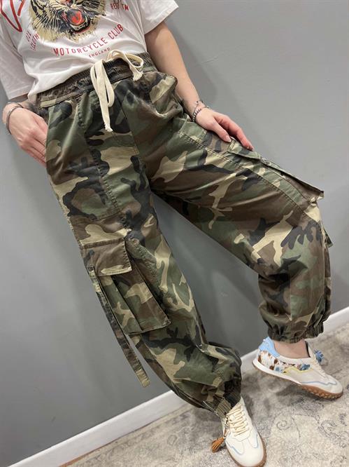 pantalone mimetico con cerniera infondo coulisse in vita