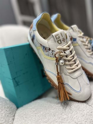 sneakers bianca in pelle fantasia mucca con charms