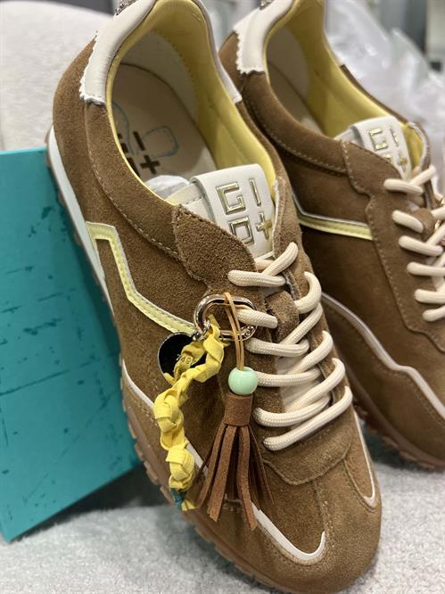 sneaker camoscio biscotto con  charms ciliegia bassotto