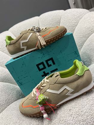 sneakers beig deserto rifinitura aracio e verde con charm