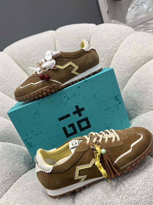 sneakers beig deserto rifinitura aracio e verde con charm