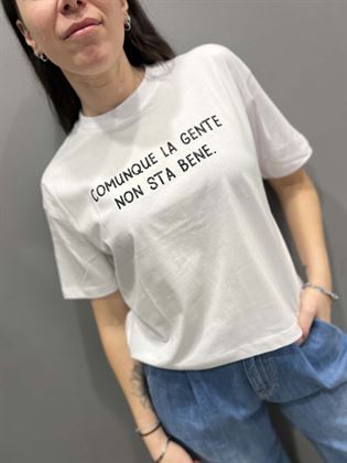  T-Shirt BIANCA GIROCOLLO SCRITTA LA GENTE CMQ NON STA BENE