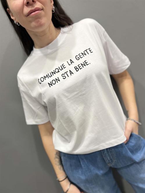  T-Shirt BIANCA GIROCOLLO SCRITTA LA GENTE CMQ NON STA BENE