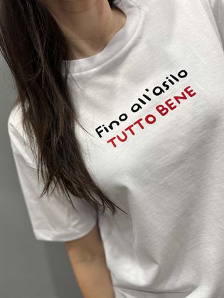  T-Shirt BIANCA SCRITTA FINO ALL ASILO TUTTO BENE