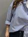 camicia rigata bianca e blu