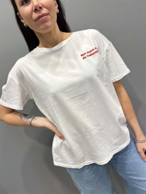  T-Shirt girocollo bianca con ricamo non avevo niente