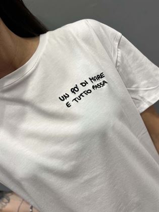  T-Shirt girocollo bianca con ricamo in nero un po di mare e tutto passa