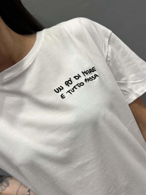  T-Shirt girocollo bianca con ricamo in nero un po di mare e tutto passa