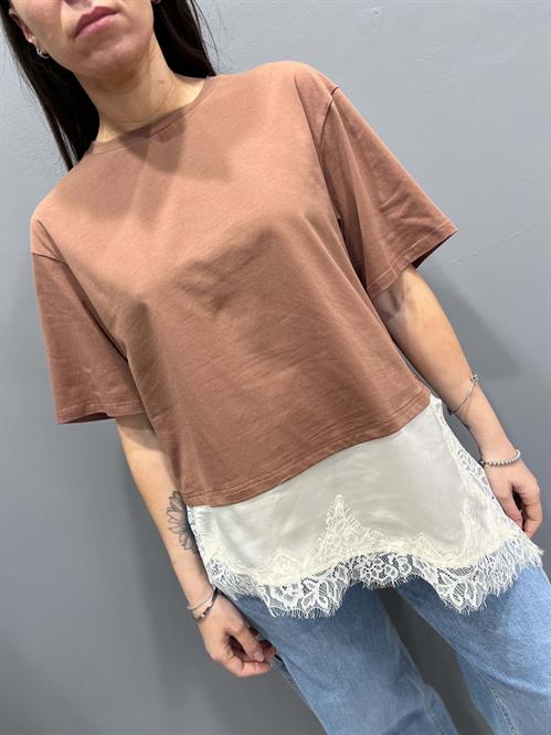  T-Shirt girocollo cacao e crema con raso pizzo finale assimmetrico