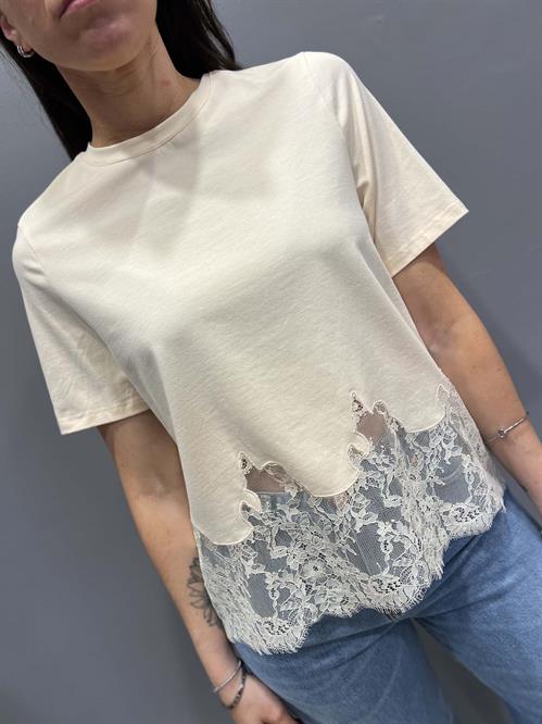  T-Shirt crema con pizzo finale