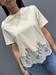  T-Shirt crema con pizzo finale