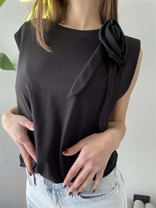  T-Shirt spalline girocollo con fiore nera