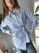 Camicia rigata con colletto bianco e bottone laterale