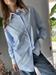 Camicia rigata con colletto bianco e bottone laterale