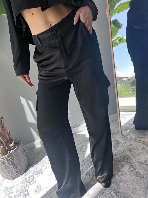 Pantalone cargo satinato nero palazzo